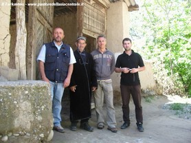 Con un anziano pastore - in TAJIKISTAN